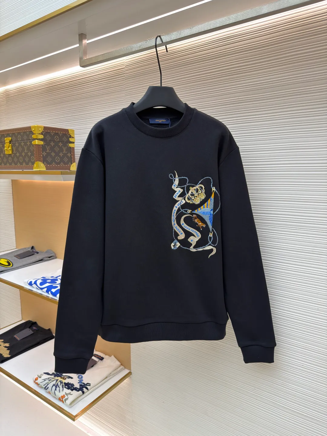 LOUIS VUITTON crown long-sleeved sweatshirt ●Item number: 1681307-A70 ●Material: 100% cotton fabric ●Technology: Thick needle embroidery production ●Color: black ●Version: Fitted version ●Weight: about 550 grams ●Size: XS-S-M-L ●Description: Made of customized YB native cotton fabric, the texture is soft and breathable, comfortable and stylish to wear. The oversized loose fit is combined with the round neck pullover sweatshirt cut to create a classic casual style. The fabric has been specially treated to maintain the skin-friendly properties of cotton and improve the overall crispness. Thick line embroidery is used on the front and back to present the brand logo. The unique knitting technique creates a realistic hand-knitted visual effect. Every embroidery detail is strictly controlled to ensure that the stitches are even and fine, and the pattern is clear and delicate. The overall wiring is straight and delicate, the fabric is comfortable and soft, and the color is consistent without color difference. It can be matched with the same style to create a fashionable look and control various occasions. Customized accessories, complete with three standards, same style for men and women!